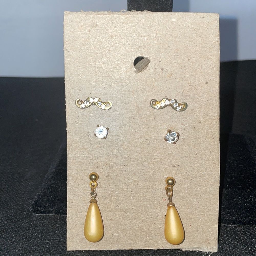 Three sets of earrings - Picture 2 of 5